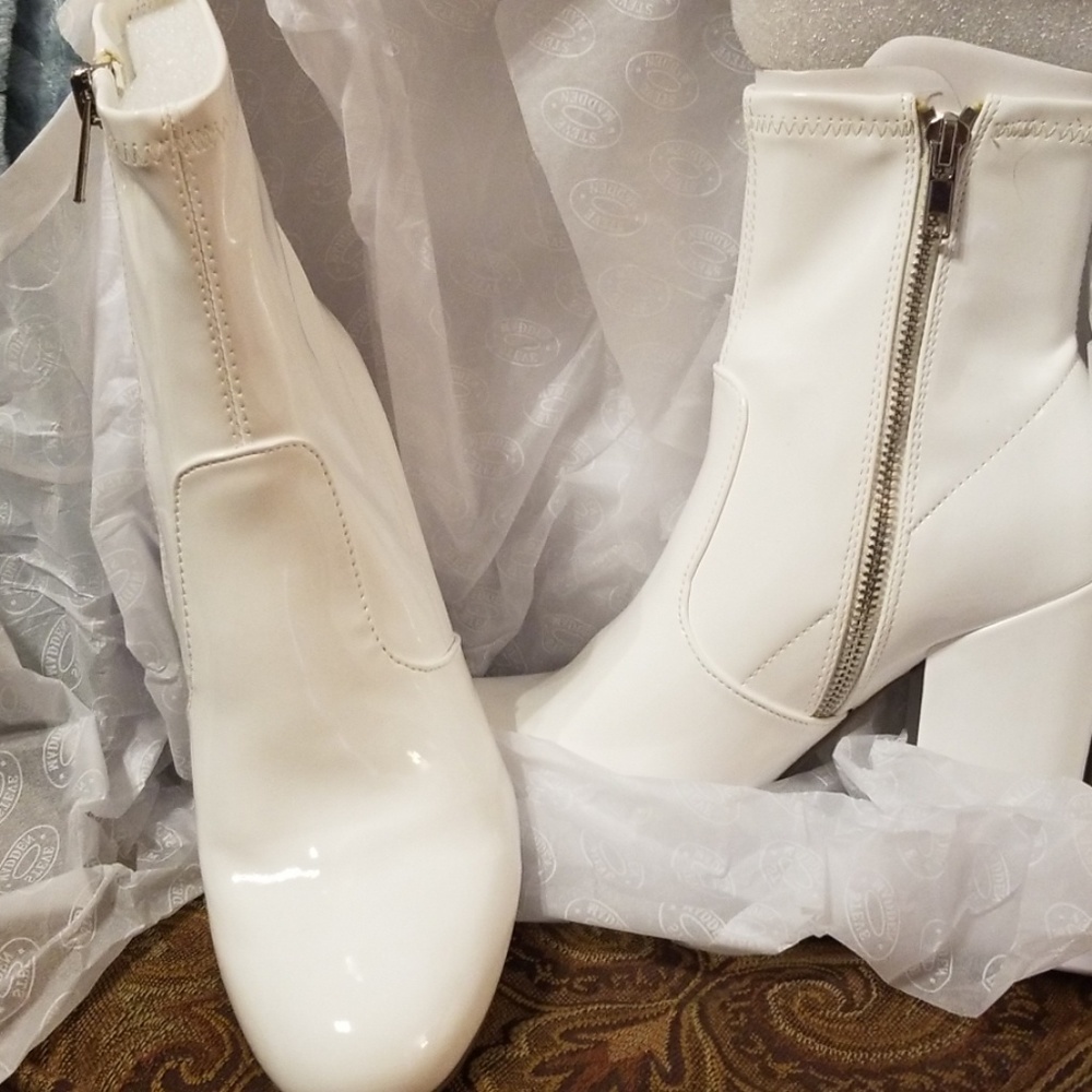 STEVE MADDEN WHITE PATENT LEATHER BOOTS